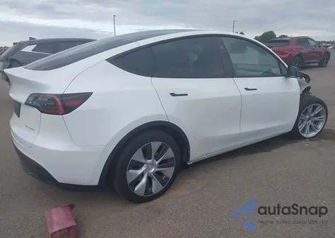2024 Tesla Model Y Long Range Dual Motor All-Wheel Drive z USA, uszkodzony, nr VIN 7SAYGAEE6RF066823